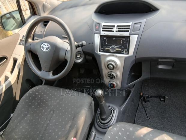 Toyota Yaris Base Hatchback 5dr 2010 Silver photo 16