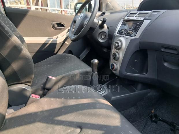 Toyota Yaris Base Hatchback 5dr 2010 Silver photo 17