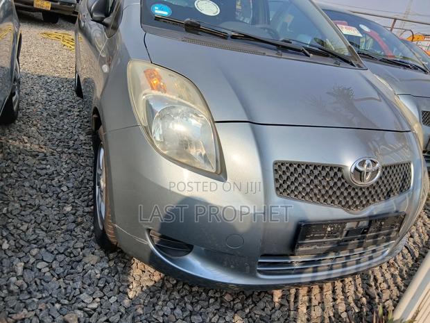 Toyota Yaris Base Hatchback 5dr 2010 Silver photo 18