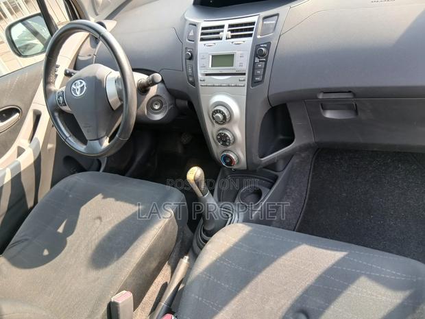 Toyota Yaris Base Hatchback 5dr 2010 Silver photo 19