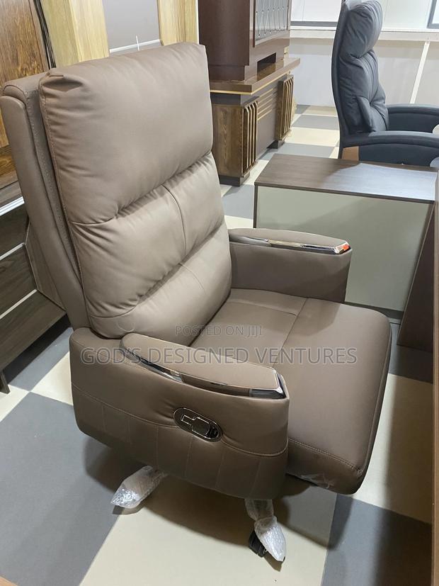 Solid and Elegant Executive Office Chair · Photo 2