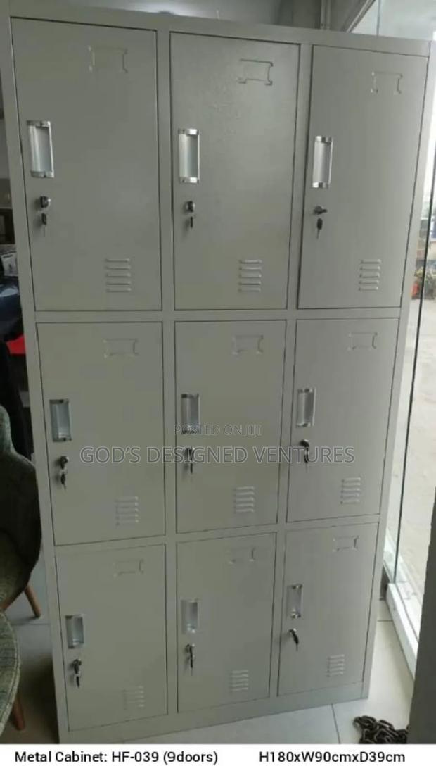 Durable 9 Locker Cabinet · Photo 2
