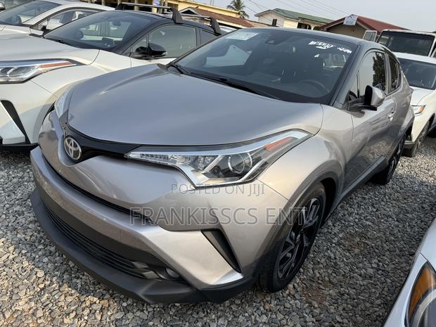 Toyota C-HR 2018 Gray photo 2
