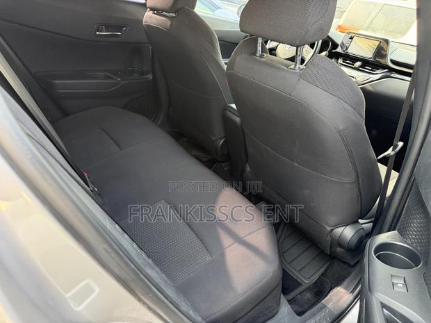 Toyota C-HR 2018 Gray photo 18