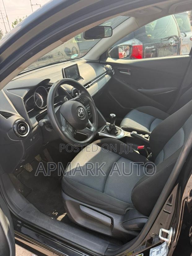 Toyota Yaris iA 1.5 FWD 2017 Black photo 4