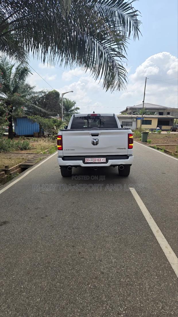 Dodge RAM 1500 5.7 Petrol RWD 2022 White photo 4