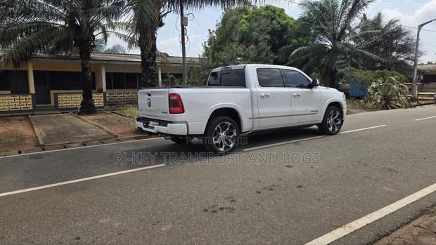 Dodge RAM 1500 5.7 Petrol RWD 2022 White photo 5