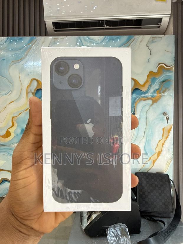 New Apple iPhone 13 128 GB Black · Photo 4
