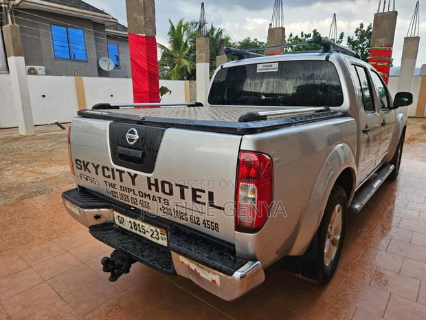 Nissan Navara 2015 Gray photo 2