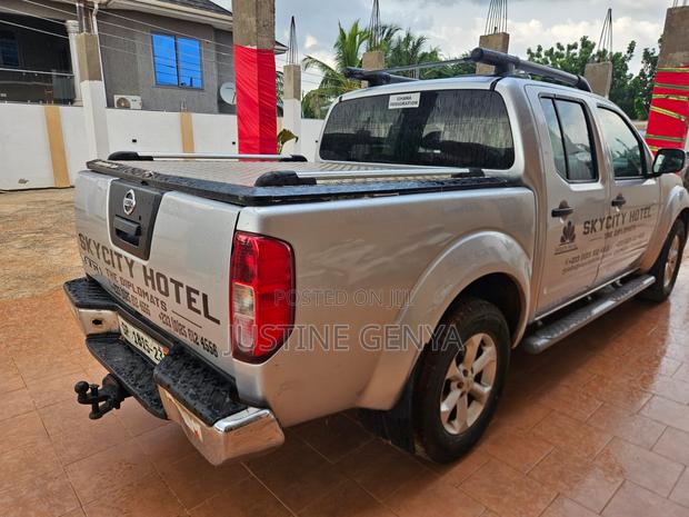 Nissan Navara 2015 Gray photo 8
