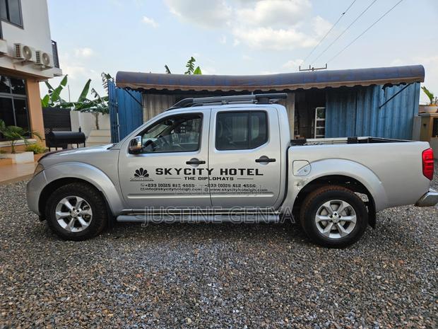 Nissan Navara 2015 Gray photo 9