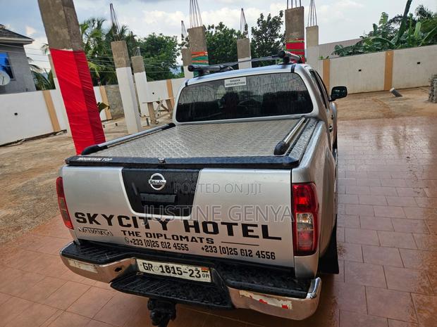 Nissan Navara 2015 Gray photo 10