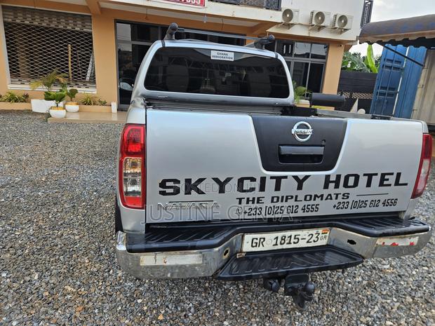 Nissan Navara 2015 Gray photo 11
