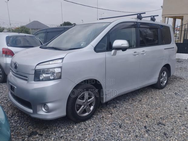 Toyota Voxy 2013 Gray