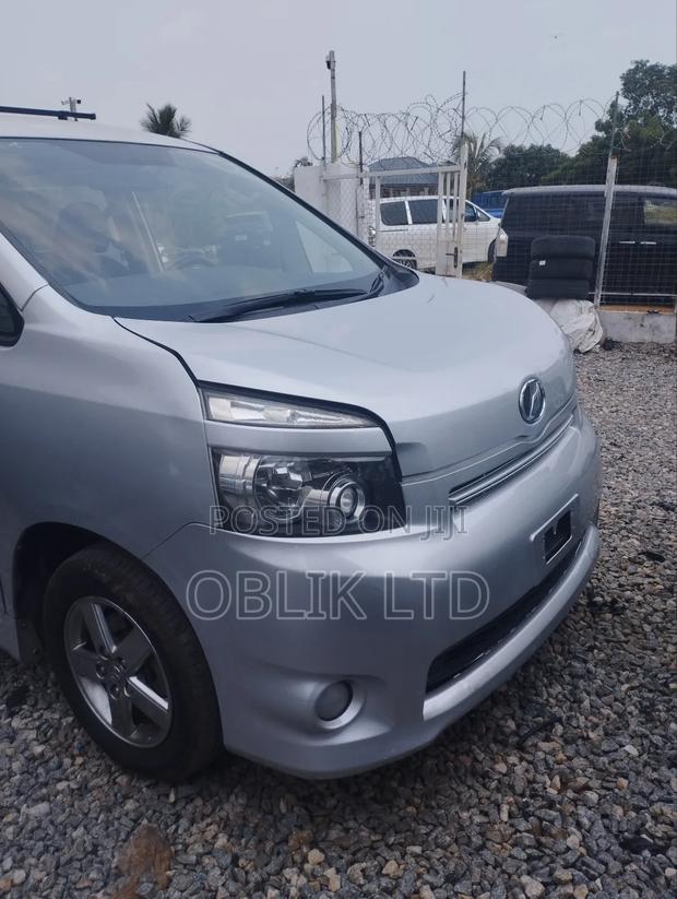 Toyota Voxy 2013 Gray