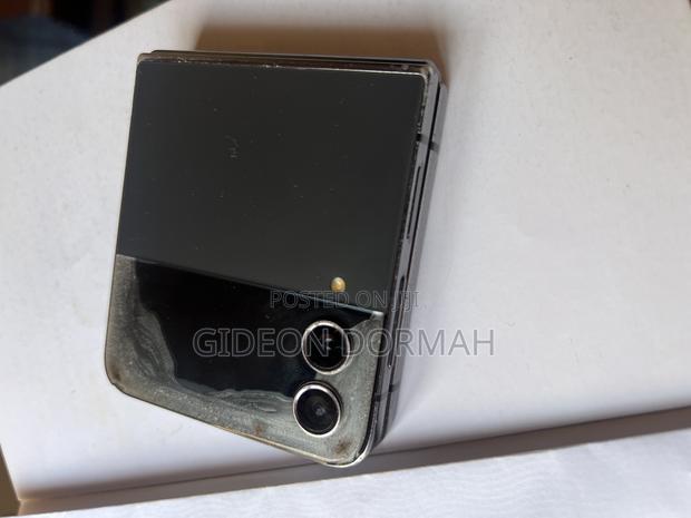 Samsung Galaxy Z Flip4 128 GB Black