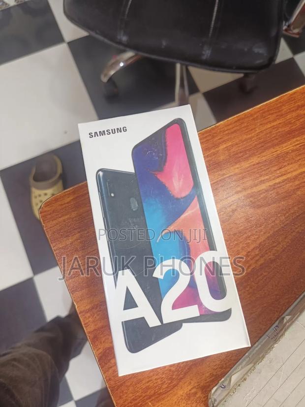 New Samsung Galaxy A20 32 GB Black photo 2