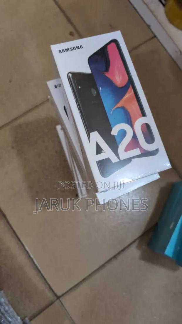 New Samsung Galaxy A20 32 GB Black photo 3