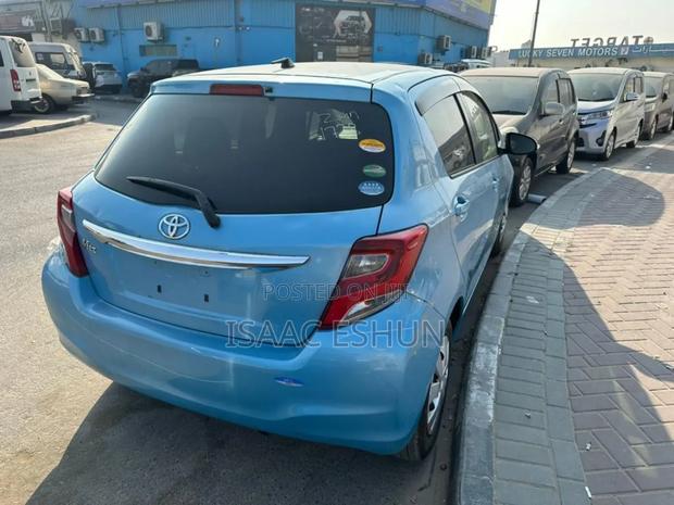 Toyota Vitz 1.0 FWD 5dr 2014 Blue photo 2