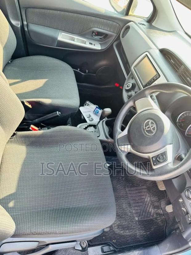 Toyota Vitz 1.0 FWD 5dr 2014 Blue photo 4