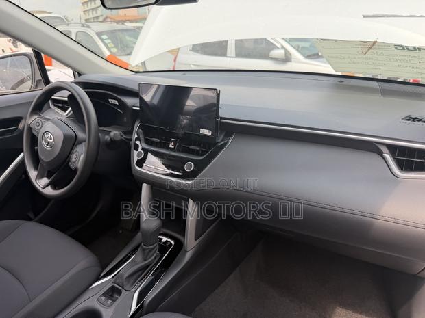 New Toyota Corolla Cross XLE 4WD 2024 White