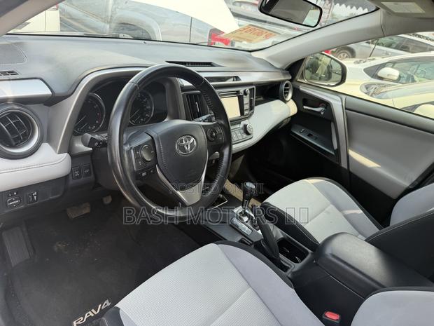 Toyota RAV4 Limited 4dr SUV (2.5L 4cyl 6A) 2018 White