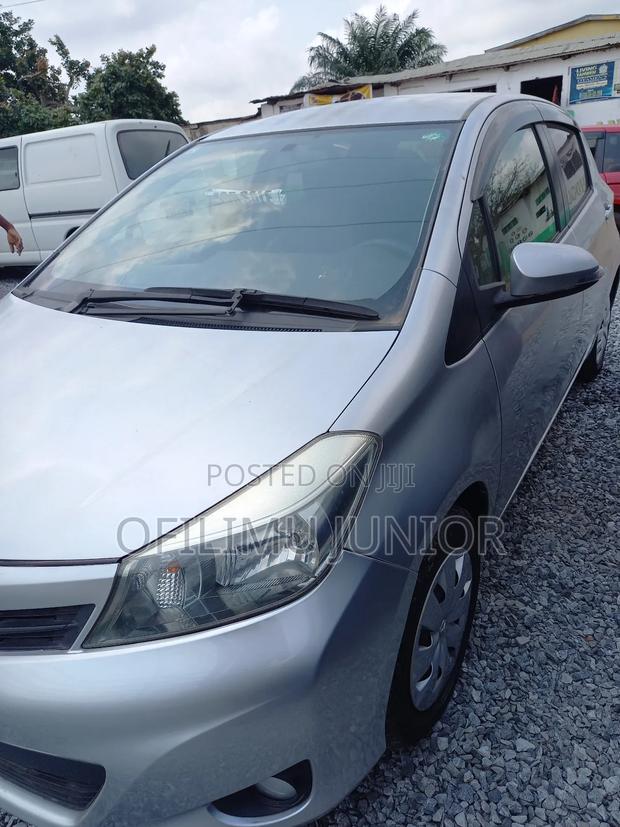 Toyota Vitz 1.3 AWD 5dr 2013 Silver photo 2