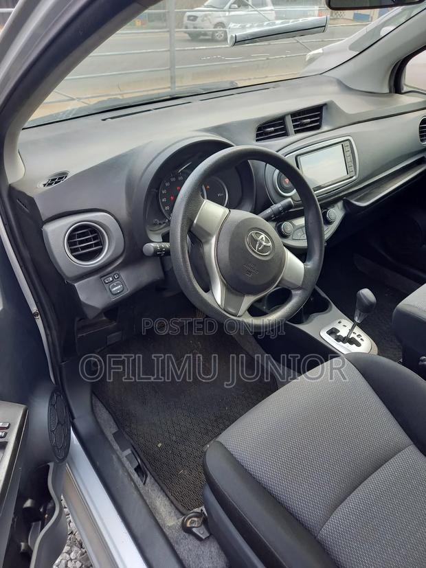 Toyota Vitz 1.3 AWD 5dr 2013 Silver photo 3