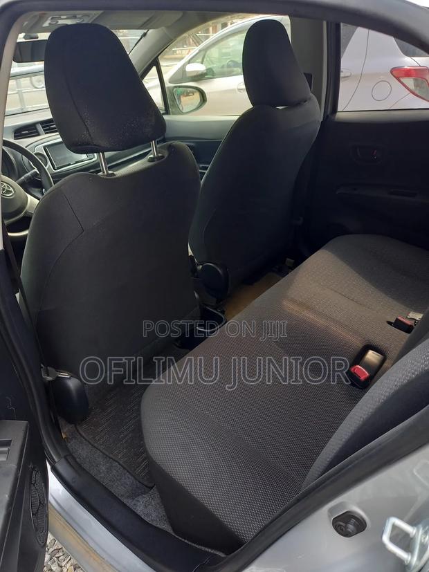 Toyota Vitz 1.3 AWD 5dr 2013 Silver photo 4