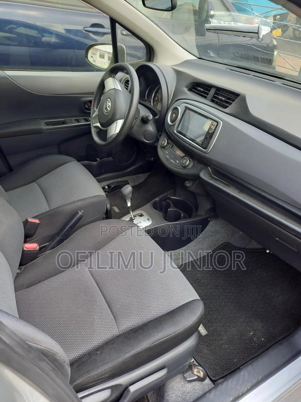Toyota Vitz 1.3 AWD 5dr 2013 Silver photo 5