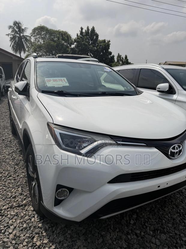 Toyota RAV4 Limited 4dr SUV (2.5L 4cyl 6A) 2018 White