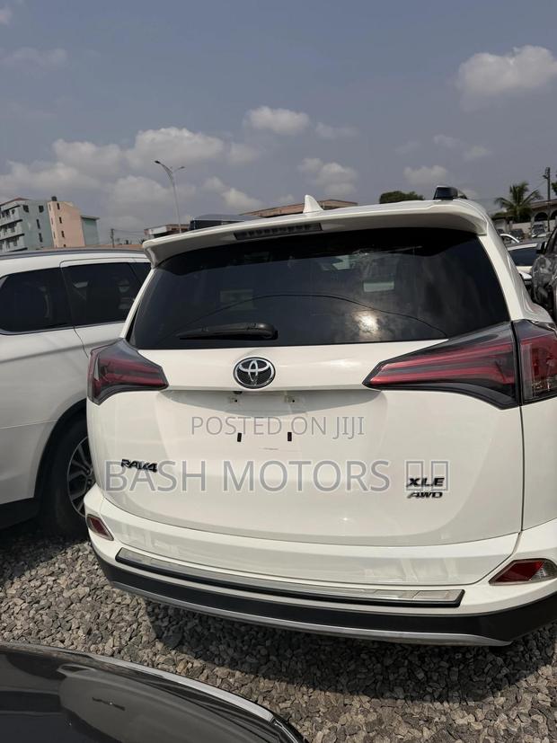 Toyota RAV4 Limited 4dr SUV (2.5L 4cyl 6A) 2018 White