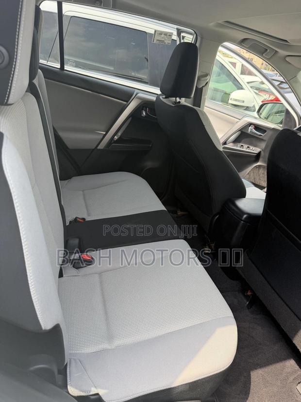 Toyota RAV4 Limited 4dr SUV (2.5L 4cyl 6A) 2018 White