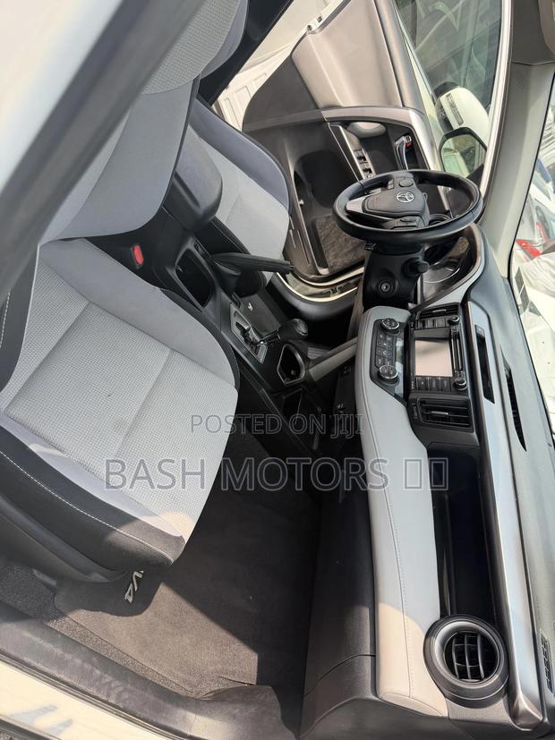 Toyota RAV4 Limited 4dr SUV (2.5L 4cyl 6A) 2018 White