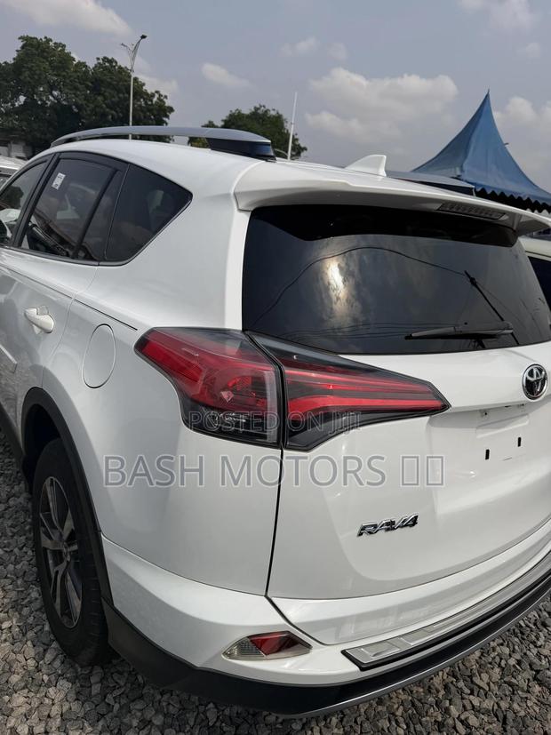 Toyota RAV4 Limited 4dr SUV (2.5L 4cyl 6A) 2018 White