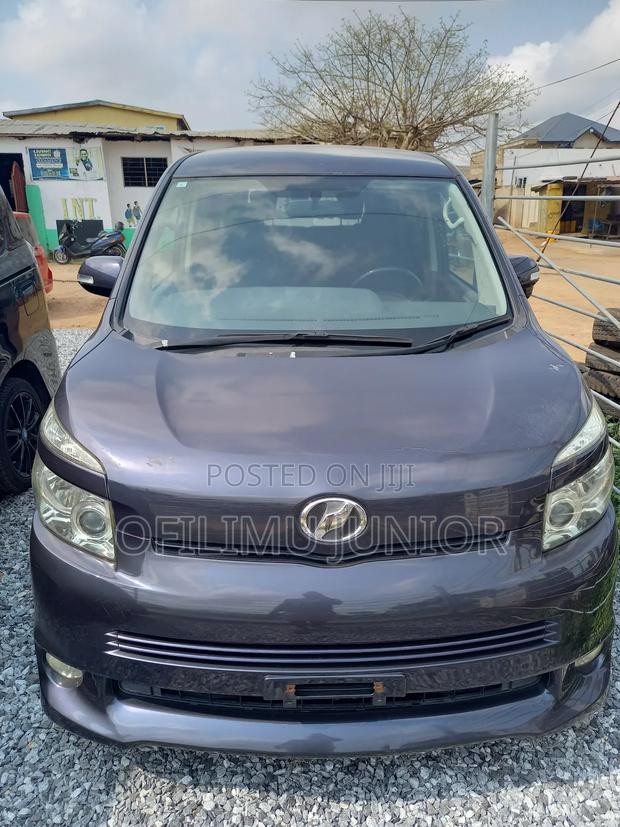 Toyota Voxy 2010 photo 6