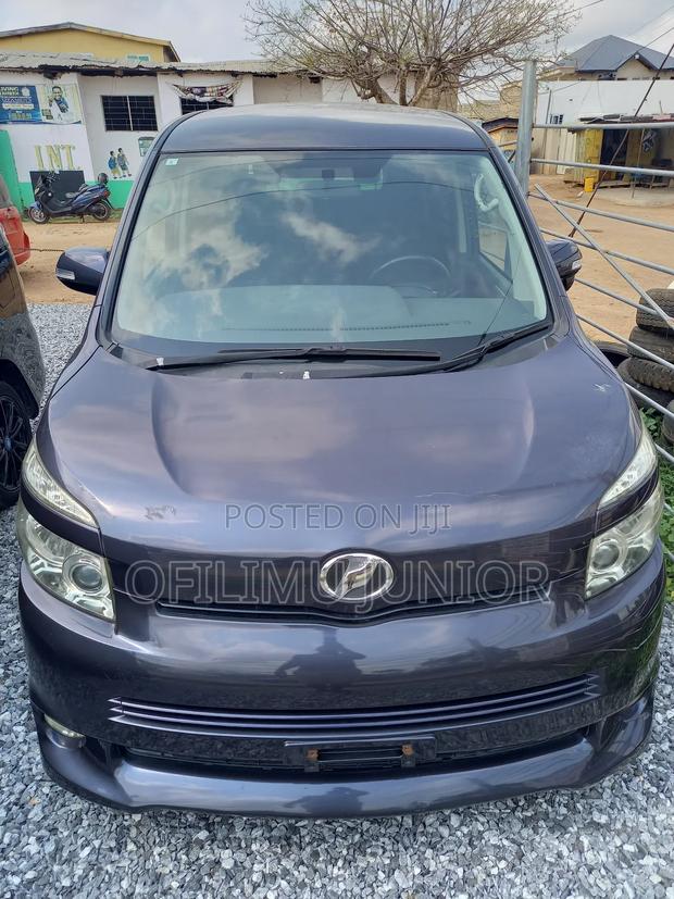 Toyota Voxy 2010