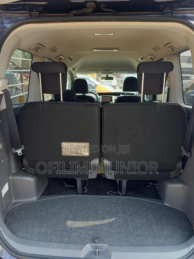 Toyota Voxy 2010 photo 3