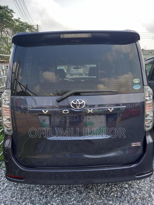 Toyota Voxy 2010 photo 4