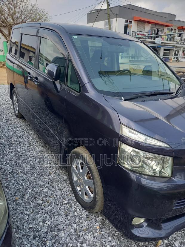 Toyota Voxy 2010 photo 5