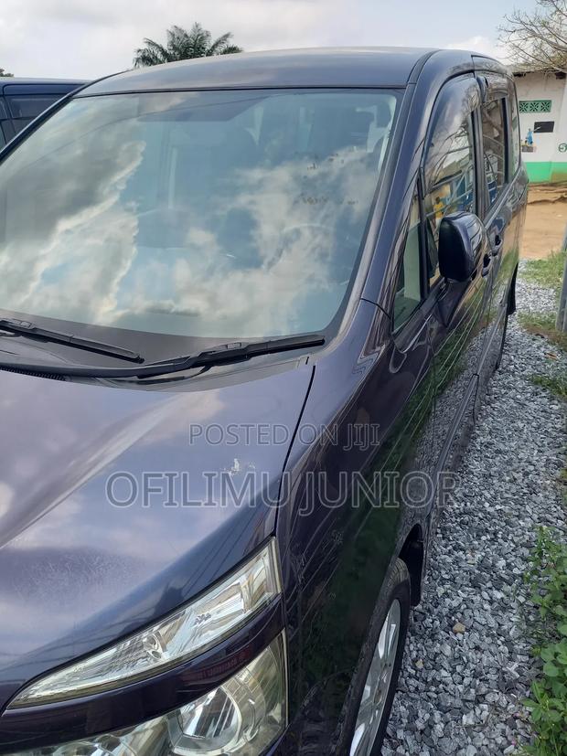 Toyota Voxy 2010 photo 2