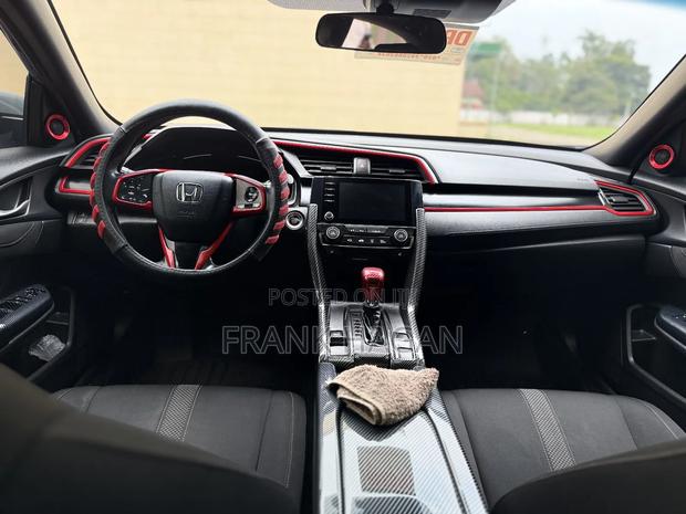 Honda Civic EX Hatchback 2020 Gray photo 2