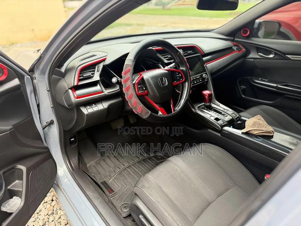 Honda Civic EX Hatchback 2020 Gray photo 4