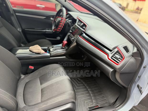 Honda Civic EX Hatchback 2020 Gray photo 6