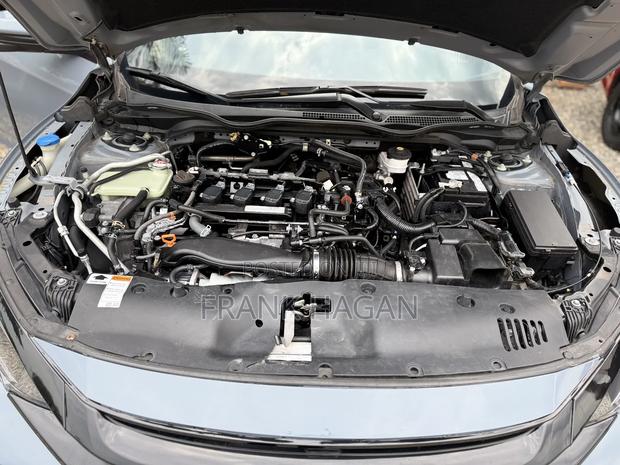 Honda Civic EX Hatchback 2020 Gray photo 9