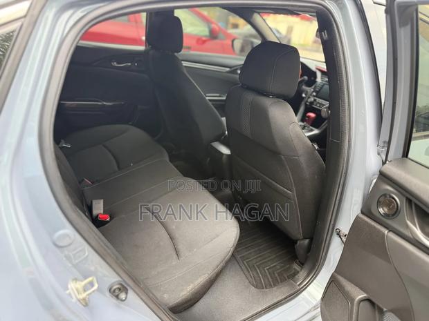 Honda Civic EX Hatchback 2020 Gray photo 10
