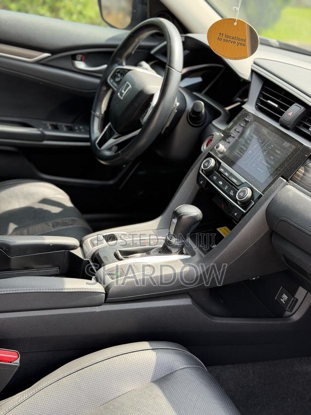 Honda Civic Touring Sedan 2019 Black photo 4