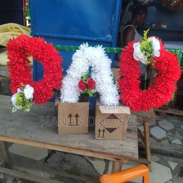 Customize Wreaths and Flowers Available for Cool Price · Photo 2