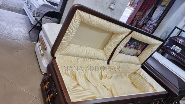 Standard Casket With Original Metal Bar.Good Interior for Cool Price · Photo 4