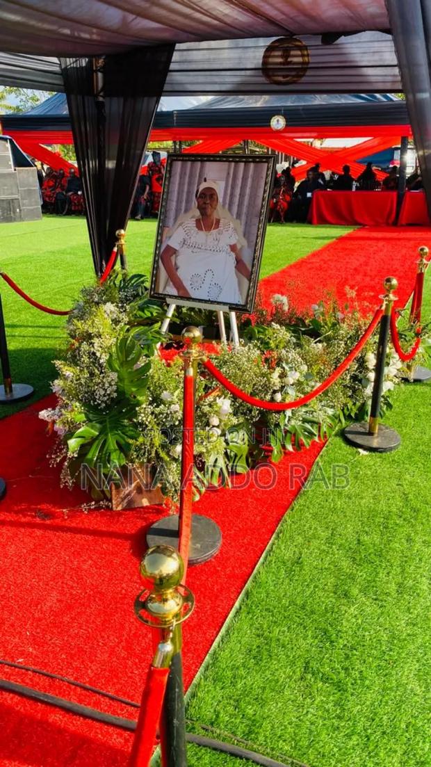 Green Carpet and Decorations for Events · Photo 4